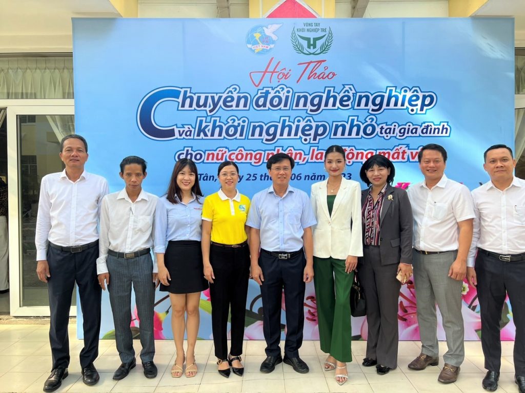 Ông Nguyễn Minh Tâm - TGĐ MiennamPetro chụp ảnh giao lưu cùng các đại biểu và các doanh nhân quận Bình Tân