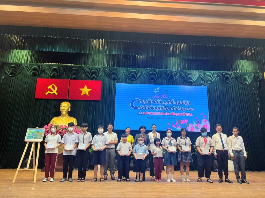 Ông Nguyễn Minh Tâm - Tổng giám đốc Công ty MiennamPetro - Phó Chủ tịch thường trực Hội doanh nghiệp quận Bình Tân tặng quà cho các em học sinh