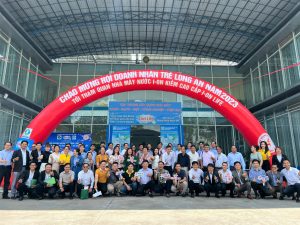 Ông Nguyễn Minh Tâm - TGĐ Công ty MiennamPetro - PCT TT Hội DNT Long An cùng các doanh nghiệp tham quan nhà máy ION-LIFE