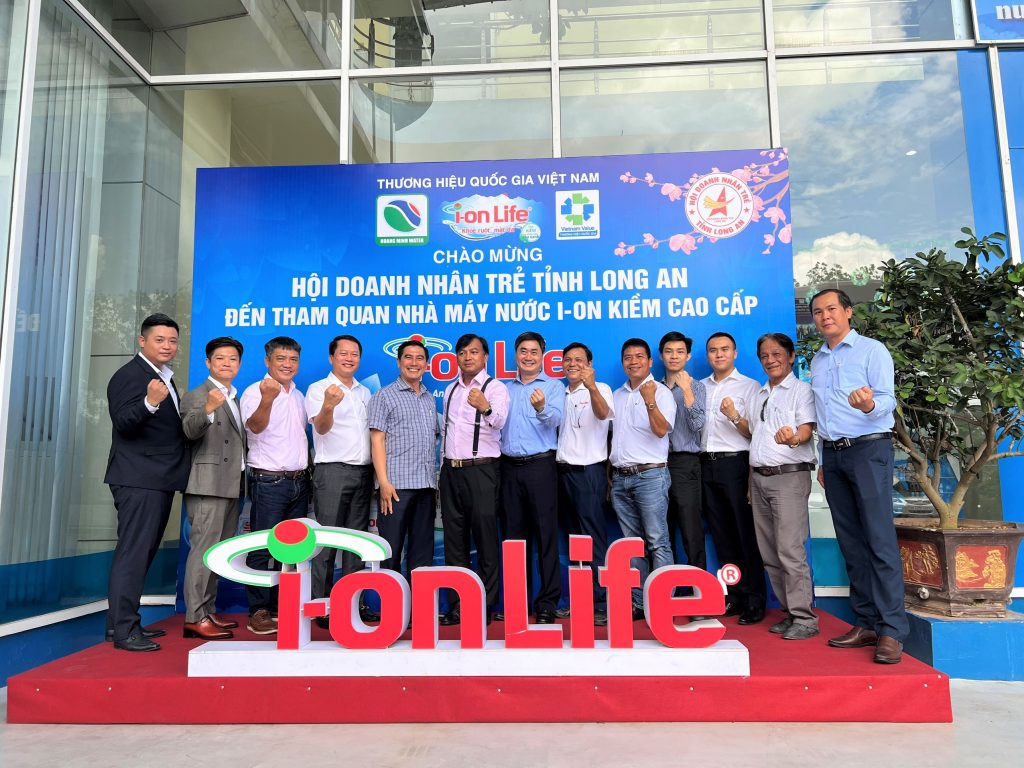Ông Nguyễn Minh Tâm - TGĐ Công ty MiennamPetro - PCT TT Hội DNT Long An cùng các doanh nghiệp tham quan nhà máy ION-LIFE