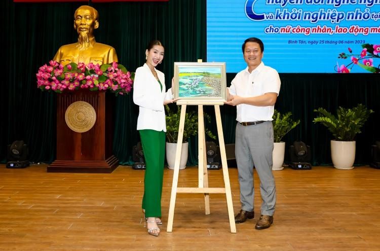 Ông Nguyễn Minh Tâm - TGĐ Công ty MiennamPetro - Phó chủ tịch Hội Doanh nghiệp quận Bình Tân trúng đấu giá bức tranh