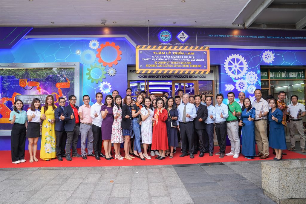 Đại diện MiennamPetro chụp ảnh giao lưu cùng các đại diện doanh nghiệp trong sự kiện