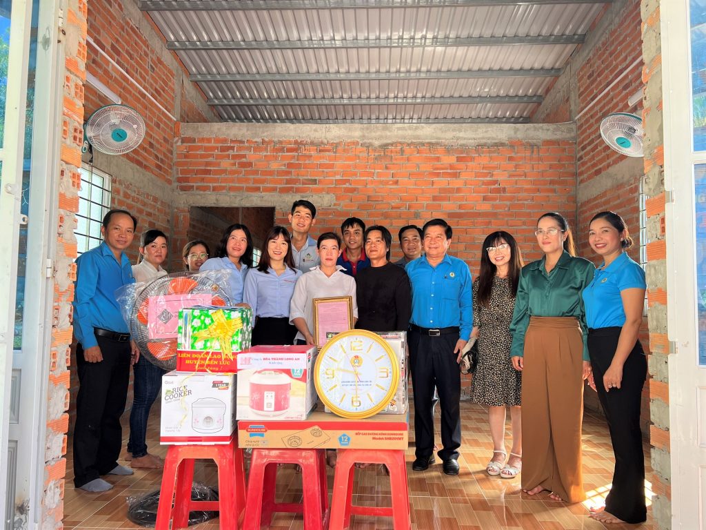 Buổi lễ trao tặng nhà Mái ấm công đoàn