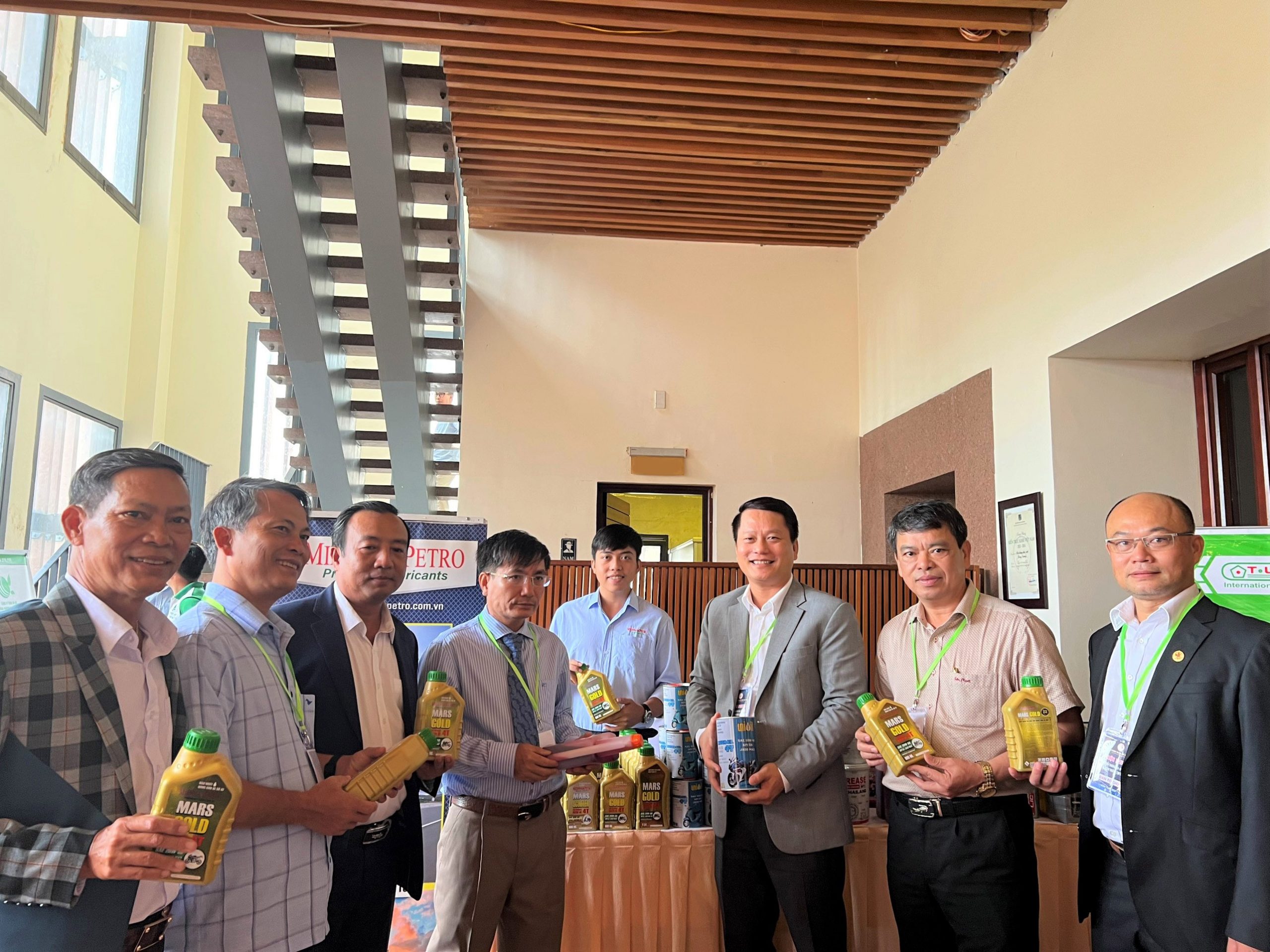Ông Nguyễn Minh Tâm - TGĐ MiennamPetro chụp hình giao lưu cùng Ông Nguyễn Ngọc Sâm - PCT tỉnh Kon Tum và các doanh nhân khác tại gian hàng MiennamPetro