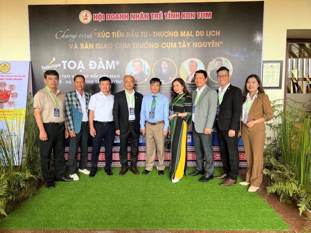 Ông Nguyễn Minh Tâm - TGĐ MiennamPetro - PCT Hội doanh nghiệp tỉnh Long An chụp ảnh giao lưu cùng với các lãnh đạo tỉnh/doanh nghiệp