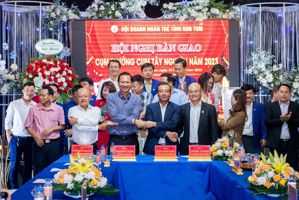 Ông Nguyễn Minh Tâm - TGĐ MiennamPetro - PCT Hội doanh nghiệp tỉnh Long An chụp ảnh giao lưu cùng với các lãnh đạo tỉnh/doanh nghiệp