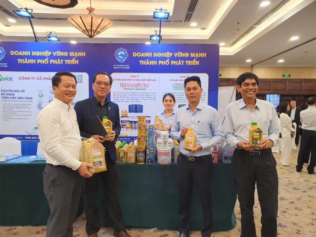 Ông Nguyễn Minh Tâm - TGĐ MiennamPetro chụp ảnh giao lưu cùng các doanh nhân tại gian hàng MiennamPetro