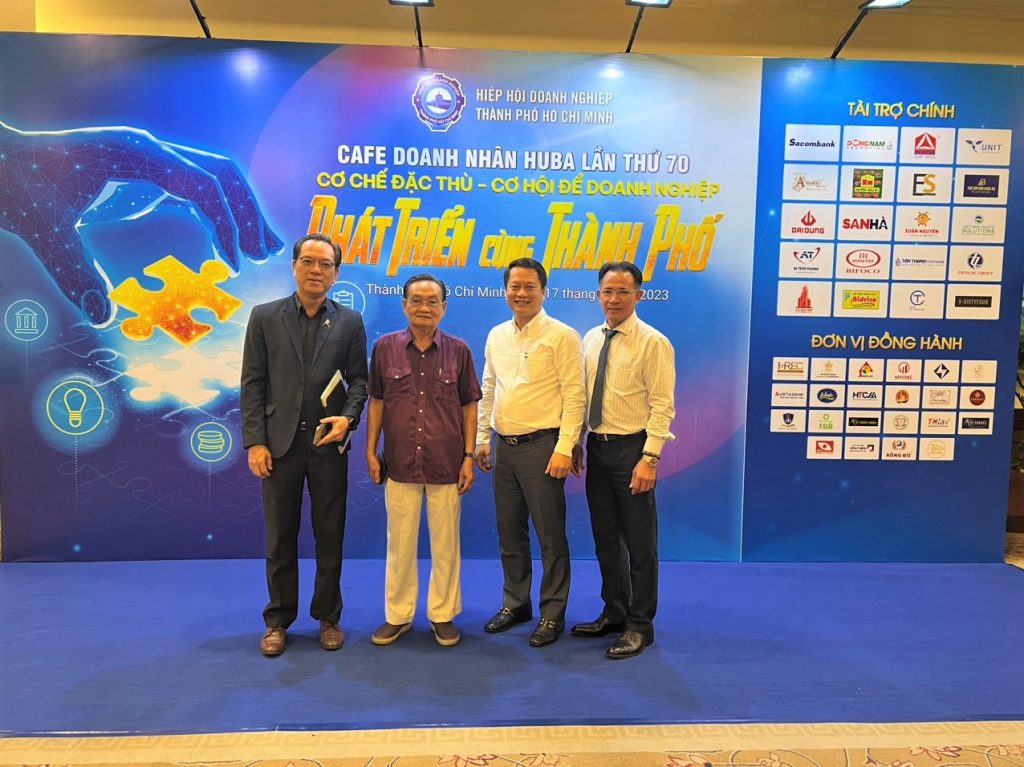 Ông Nguyễn Minh Tâm - TGĐ MiennamPetro chụp ảnh giao lưu cùng các doanh nhân