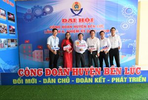 Ông Nguyễn Minh Tâm - TGĐ Công ty MiennamPetro - PCT TT Hội Doanh nhân trẻ tỉnh Long An đã chụp ảnh giao lưu tại Đại hội