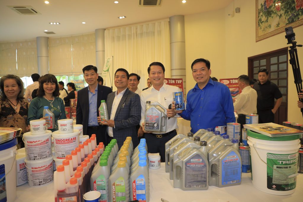 Các doanh nghiệp ghé thăm gian hàng MiennamPetro