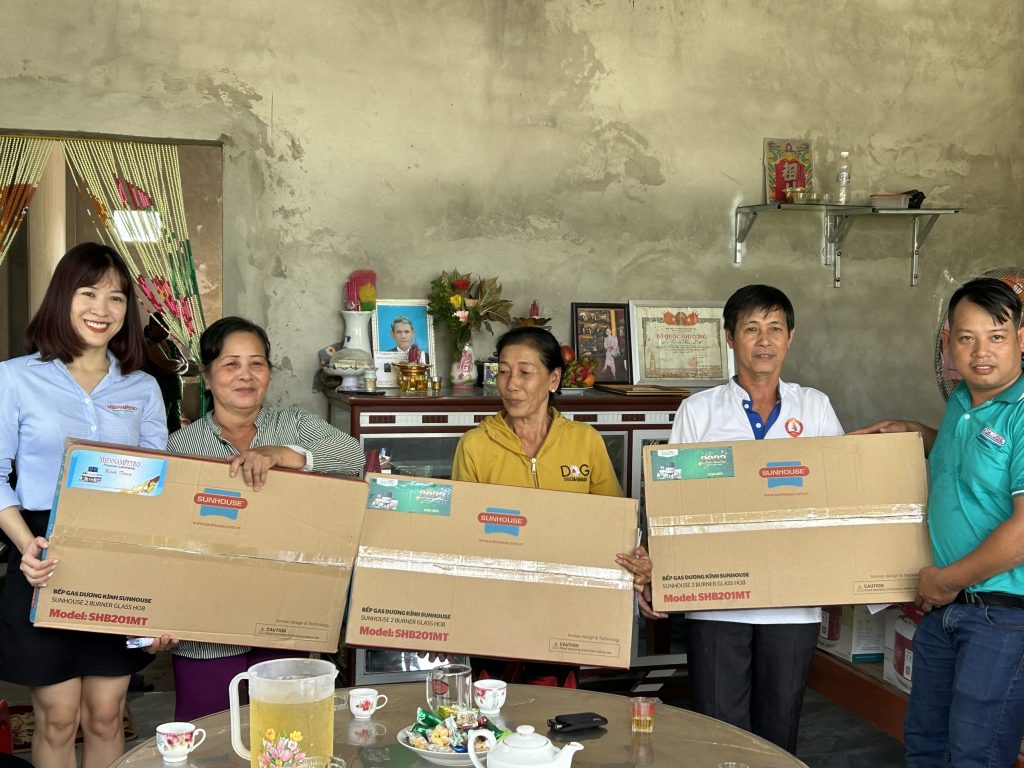 Đại diện MiennamPetro trao tặng quà cho 3 hộ gia đình