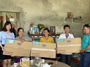 Đại diện MiennamPetro trao tặng quà cho 3 hộ gia đình