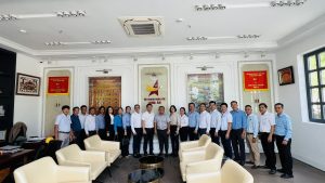 Ông Nguyễn Minh Tâm – TGĐ Công ty MiennamPetro – PCT TT Hội DNT Long An chụp ảnh giao lưu cùng các doanh nghiệp trước giờ xuất phát