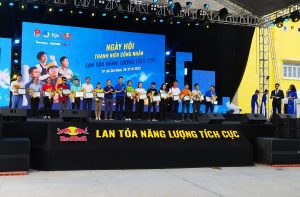 MiennamPetro - Nhà tài trợ của chương trình lên nhận hoa và bằng khen
