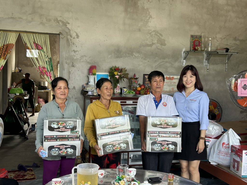 Đại diện MiennamPetro trao tặng quà cho 3 hộ gia đình