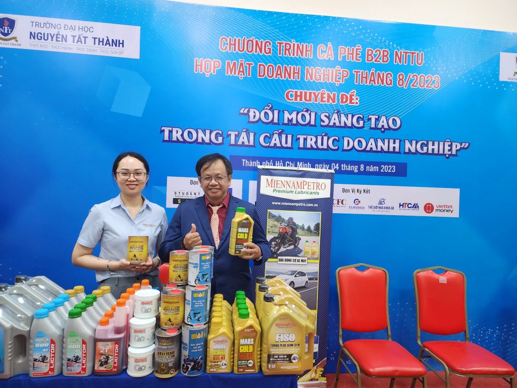 Khách hàng ghé thăm gian hàng MiennamPetro