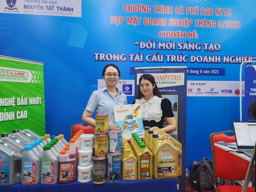 Khách hàng ghé thăm gian hàng MiennamPetro