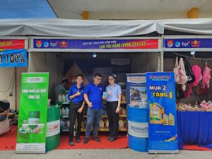 Các thanh niên công nhân đã ghé thăm gian hàng MiennamPetro