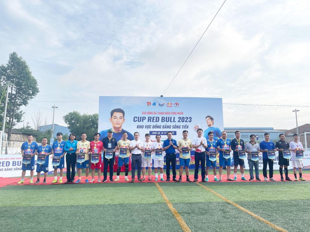 Đại diện MiennamPetro nhận cờ Lưu niệm của Quang cảnh Giải bóng đá