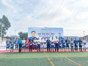 Đại diện MiennamPetro nhận cờ Lưu niệm của Giải bóng đá 