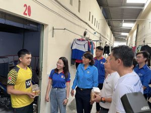 Hình ảnh tặng quà cho thanh niên công nhân tại khu nhà trọ