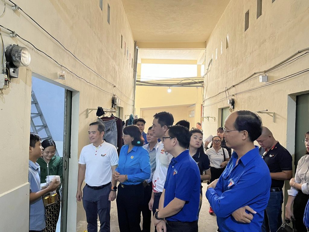Hình ảnh tặng quà cho thanh niên công nhân tại khu nhà trọ