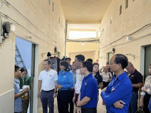 Hình ảnh tặng quà cho thanh niên công nhân tại khu nhà trọ