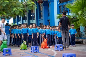 Tổ chức trò chơi cho 200 bé tại Làng