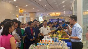 Nhân viên giới thiệu tại gian hàng MiennamPetro
