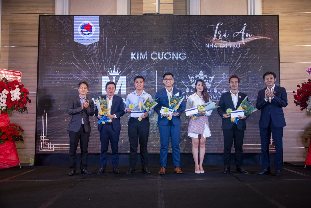 Đại diện MiennamPetro nhận hoa và quà tri ân từ chương trình