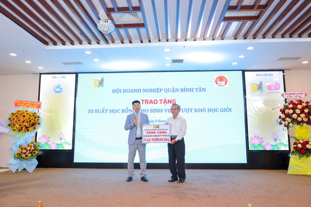 Ông Lê Hữu Nghĩa - CT Hội doanh nghiệp quận Bình Tân trao tặng 33 suất học bổng cho sinh viên vượt khó học giỏi