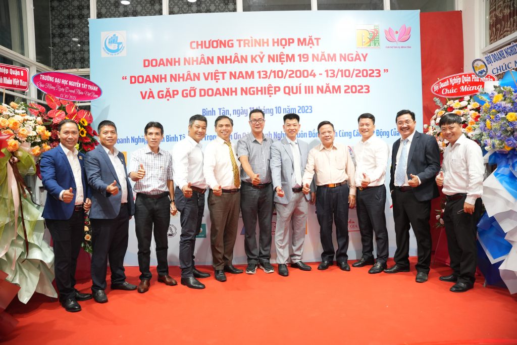 Ông Nguyễn Minh Tâm - TGĐ MiennamPetro - PCT TT Hội doanh nghiệp quận Bình Tân chụp ảnh giao lưu cùng các doanh nhân của Hội