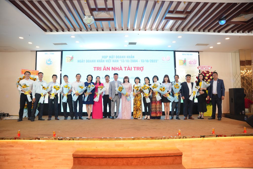 Đại diện MiennamPetro lên nhận hoa và lời cảm ơn từ chương trình