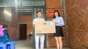 Đại diện MiennamPetro trao tặng bếp gas Sunhouse cho đồng chí Phạm Vũ Kiều Cảnh Nhi