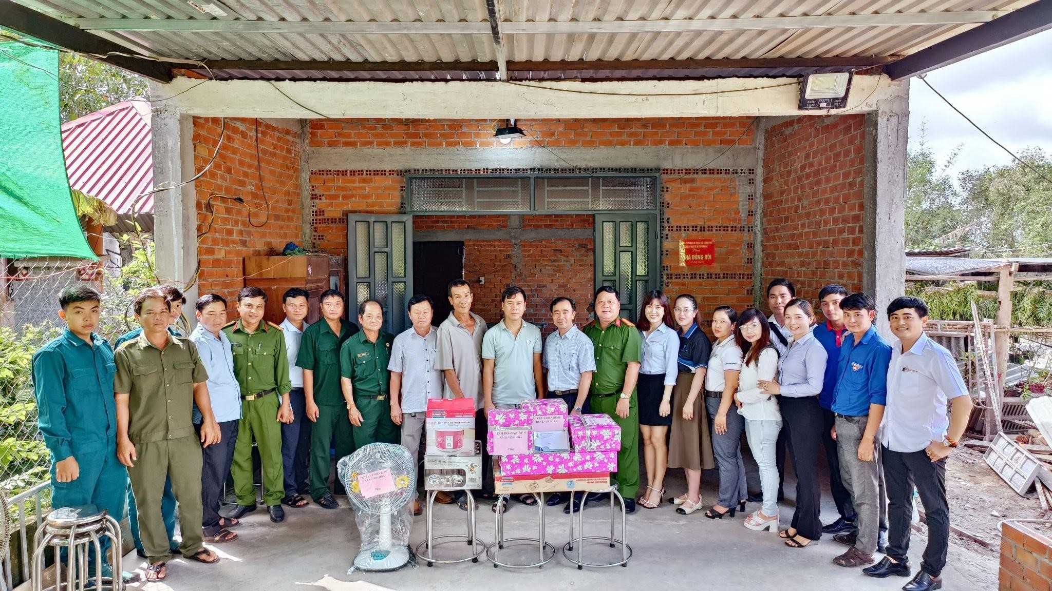 Lễ trao nhà đồng đội tại xã Lương Hòa, huyện Bến Lức