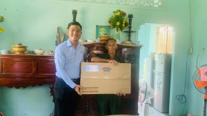 MiennamPetro trao tặng bếp Gas Sunhouse cho gia đình Cựu Chiến binh Nguyễn Văn Bình
