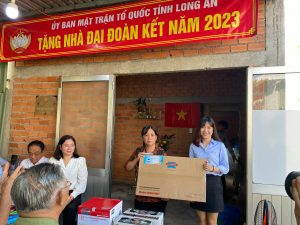 Đại diện MiennamPetro trao tặng quà cho bà Giàu