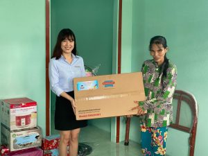 Đại diện MiennamPetro trao tặng bếp gas Sunhouse cho bà Thúy