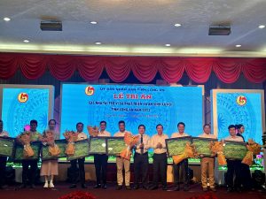 Ông Nguyễn Minh Tâm - TGĐ MiennamPetro nhận hoa và lời cảm ơn từ lãnh đạo tỉnh