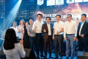 Ông Nguyễn Minh Tâm - Phó Chủ tịch Hội Doanh nhân trẻ TP.HCM chụp ảnh giao lưu cùng các Doanh nhân khác