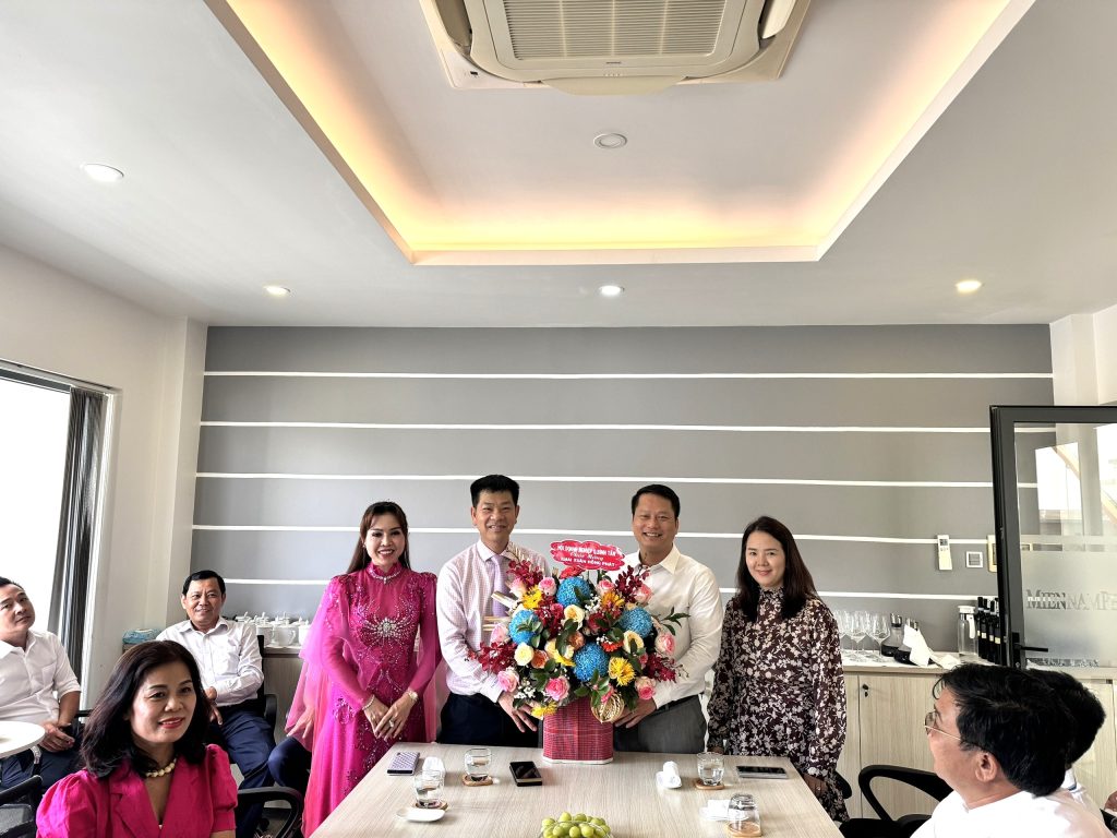 Chủ tịch Hội Doanh nghiệp quận Bình Tân tặng hoa chúc Tết 